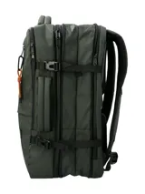 Mochila RKF color verde oscuro, fabricada con poliéster reciclado repelente al agua. Cuenta con tres compartimentos independientes con cierre cremallera, compartimento para laptop de 15 pulgadas, triple bolsillo frontal con cierre cremallera, mango lateral para usar como maletín, correas ajustables, almohadillas en la espalda, pasador para maleta y broches laterales.