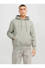 Hoodie tipo canguro color gris mineral, de manga larga con capucha y fit regular. Cuenta con un bolsillo y estampado de goma con tacto suave. Tejido Loop Back.