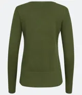 Suéter de punto color verde, con cuello barco, mangas largas y textura acanalada.