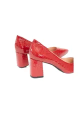 Zapato de salón rojo charol con textura de cocodrilo, punta fina y tacón bloque de 6,5 cm.