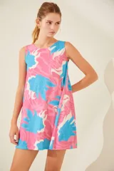 Vestido corto sin mangas con estampado floral en tonos rosa, celeste y blanco.