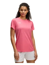 Remera deportiva Under Armour Challenger para mujer, color rosa con logo blanco en el pecho. Confeccionada en tejido transpirable de secado rápido.