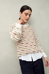 Sweater de punto color beige con rayas horizontales marrones en relieve, cuello redondo y mangas largas.