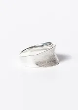 Anillo ancho de plata 925 con acabado esmerilado. Diseño minimalista y refinado.