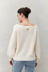 Sweater negro tramado de silueta relajada, con combinación de texturas en el tejido y mangas abullonadas con puños elastizados.