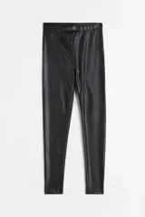 Calza de cuero sintético color negro, de tiro alto y corte ajustado.