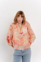 Blusa con estampado único, cuello mao, abertura frontal y mangas 3/4.