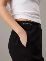 Pantalón negro de pierna ancha con cintura elástica con el logo de Calvin Klein.