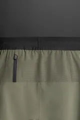 Shorts deportivos color gris oscuro confeccionados en tejido técnico ligero y elástico con forro interior, cintura elástica ajustable con cordón, bolsillos laterales, bolsillo de seguridad en espalda con cierre de cremallera, bajo con aberturas laterales y detalle de logo estampado en pernera.