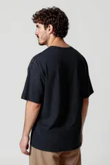 Remera negra de corte clásico, con cuello redondo y mangas cortas.