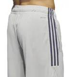 Short deportivo gris con cintura elástica, cordón de ajuste y bolsillos laterales. Presenta tres tiras verticales azules en los laterales y logo de Adidas en la pierna izquierda.