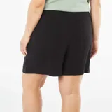 Short negro de corte recto con cintura elástica ajustable con cordón.
