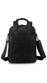 Mochila matera confeccionada en tela impermeable color beige, diseñada con dos compartimientos independientes para el kit de mate y objetos personales. Cuenta con bolsillos internos, asas de mochila acolchadas, asa de mano superior y una correa ajustable extraíble para llevar al hombro.