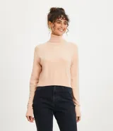 Blusa de punto color blanco, con cuello alto, manga larga y diseño liso.