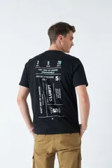 Remera negra de hombre con estampado de ticket de evento en la espalda.