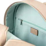 Mochila grande color beige con textura símil cuero con relieve. Tiene un compartimento principal con cierre, un bolsillo interno con cierre y dos abiertos, un bolsillo externo con cierre, correa fija y herrajes plateados.