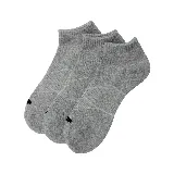 Pack de tres pares de medias de corte bajo, una negra, una blanca y una gris con diseño geométrico.