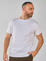 Remera gris de manga corta con cuello redondo y logo bordado pequeño en el pecho.