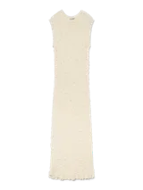 Vestido midi tejido color crema, sin mangas y con cuello redondo.