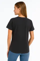 Remera negra de algodón con cuello redondo y mangas cortas. Estampado frontal con un corazón rojo atravesado por un rayo, tigres y la frase "Let It Rock".