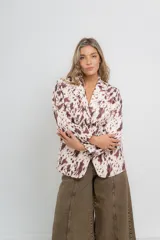 Blazer de corte clásico con estampado de vaca en tonos marrón y blanco.