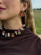 Collar corto con cuentas multicolores y detalles en forma de concha, ideal para complementar outfits.