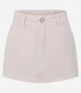 Short pollera corto femenino de sarga color rosa pálido, con cintura con trabillas, bolsillos y cierre delantero tradicional.