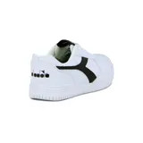 Championes casuales de mujer Diadora modelo Scrum, color blanco con el logo lateral en negro. Diseño de caña baja con cordones y suela de goma.