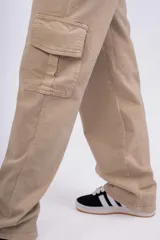 Pantalón cargo color beige, de corte recto y tiro alto. Presenta bolsillos laterales tipo cargo con solapa y bolsillos delanteros y traseros.