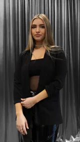Blazer negro de corte clásico, con diseño entallado y bolsillos laterales.
