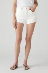 Shorts de jean blancos de corte clásico, tiro alto y largo a medio muslo.