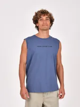 Musculosa sin mangas color azul, con cuello redondo y estampado frontal con texto en negro.