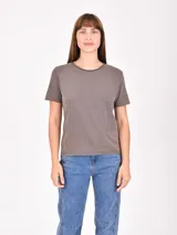 Remera color tostado de corte clásico y mangas cortas.