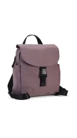 Mochila color beige de nylon con tapa y broche. Incluye bolsillos interiores, bolsillos laterales de fácil acceso, correas regulables y bolsillo en la espalda.