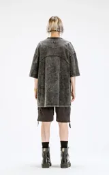 Remera negra con efecto nevado, cuello redondo y corte oversize.