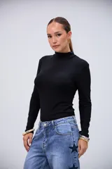 Polera básica de manga larga color negro, con cuello alto y tejido acanalado.