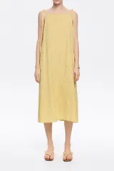Vestido midi amarillo con rayas verticales finas, escote recto, tirantes finos con lazada y espalda con abertura redondeada.