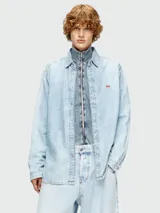 Camisa de jean celeste claro Diesel modelo D-Simply, de corte recto, manga larga, cuello clásico y cierre frontal con botones metálicos. Presenta un pequeño logo rojo bordado en el pecho.