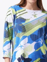 Blusa estampada con cuello redondo y mangas 3/4. Tiene apliques de botones en los hombros.