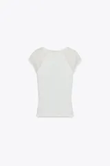 Camiseta blanca de algodón con corte slim fit, cuello redondo y mangas cortas. Presenta detalle de combinación de tejidos a tono en las mangas.