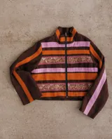 Chaqueta corta con cuello alto y cierre frontal con cremallera metálica. Diseño a rayas horizontales color crudo y verde, con galones bordados.