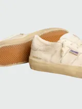 Championes Golden Goose modelo Soul Star, color blanco hueso con detalles en azul y suela color caramelo.