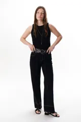 Musculosa marrón con cuello redondo y sisas anchas.