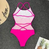 Traje de baño enterizo amarillo con breteles finos y espalda baja.