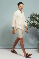 Bermuda color beige con bolsillos laterales y traseros.