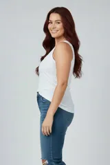 Musculosa blanca de algodón, con cuello redondo y corte clásico.