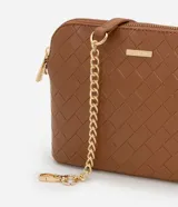 Cartera transversal pequeña color marrón con efecto tressê, cierre de cremallera y correa de cadena larga.