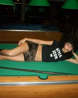 Remera negra de algodón con la frase "STYLE ICON" y una estrella estampadas en blanco.