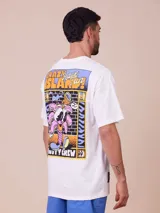 Remera blanca de algodón con cuello redondo y estampado pequeño en el pecho.