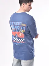 Remera negra de corte oversize y mangas cortas.